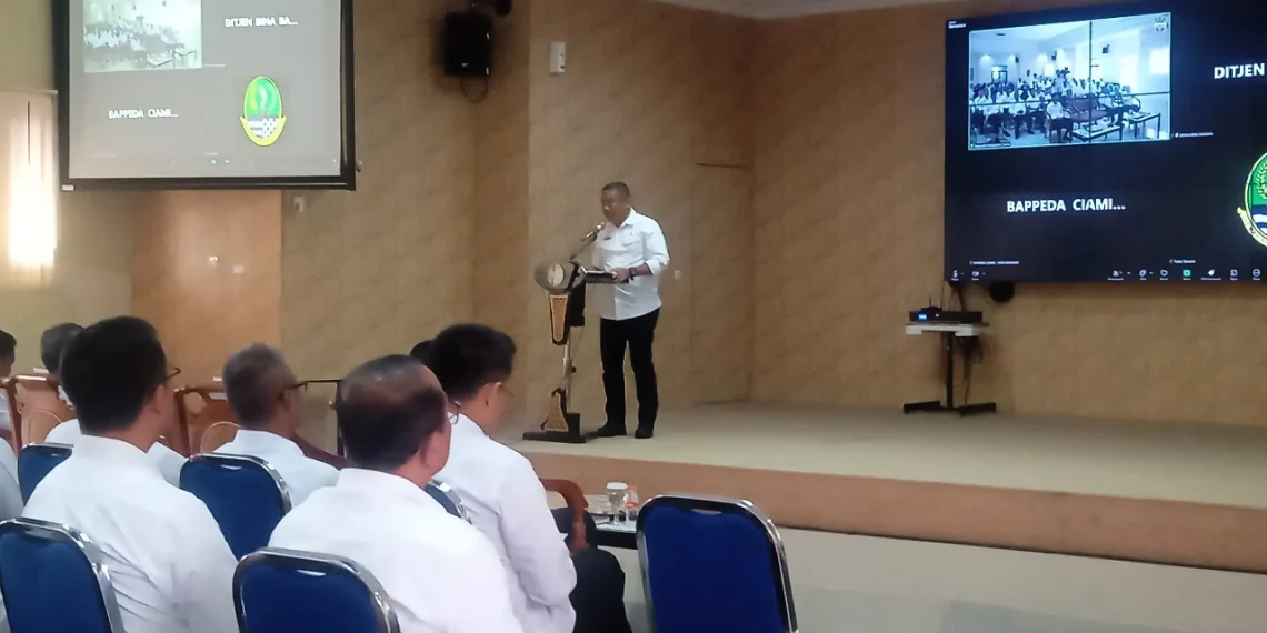 Foto : Pemerintah Kabupaten Ciamis menggelar acara Kick Off Meeting Penyusunan Rencana Kerja Pemerintah Daerah (RKPD) Kabupaten Ciamis Tahun 2026 pada Rabu, di Aula Adipati Angganaya, Bappeda Kabupaten Ciamis. Rabu (18/12/2024)