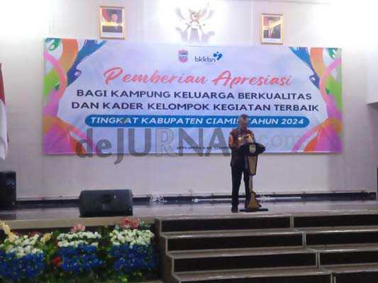 Pj. Bupati Ciamis Budi Waluya memberikan sambutan dalam kegiatan apresiasi kampung keluarga berkualitas di Aula STIKES Muhammadiyah Rabu (19/12/2024)
