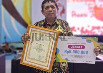Foto : Ir. Djafar Shiddiq M.Si, Kabid Dalduk, Penyuluhan dan Penggerakan DP2KBP3A Ciamis saat menerima penghargaan Juara 1 Teladan KB