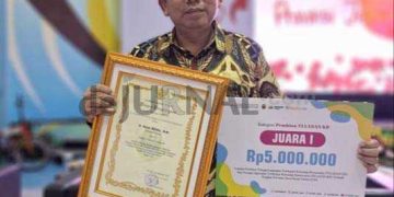 Foto : Ir. Djafar Shiddiq M.Si, Kabid Dalduk, Penyuluhan dan Penggerakan DP2KBP3A Ciamis saat menerima penghargaan Juara 1 Teladan KB