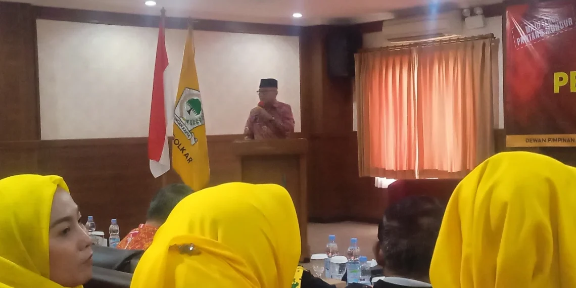 Foto : Wakil Ketua Umum Dewan Pimpinan Sentral Organisasi Karyawan Swadiri Indonesia (SOKSI), Agun Gunandjar Sudarsa, membuka kegiatan Pendidikan Politik Kader Bangsa (P2KB) Tingkat Madya di Aula Hotel Priangan, Ciamis, Jawa Barat, Kamis (26/12/2024)