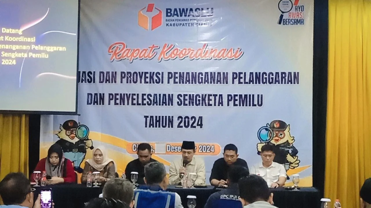 Foto : Ketua Bawaslu Ciamis Jajang Miftahudin membuka Acara Evaluasi dan Proyeksi Pelanggaran Pilkada 2024 di Aula Hotel Larissa , Sabtu (28/12/2024)