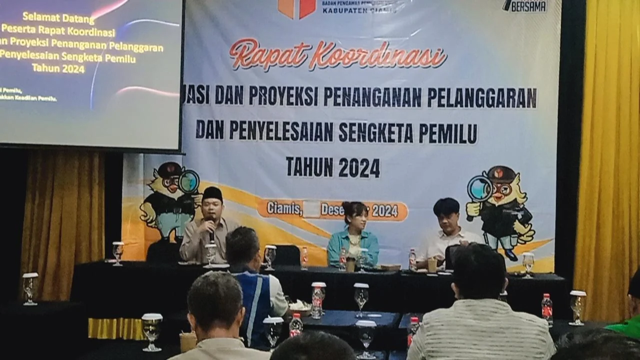 Foto : Mega Nugraha Sukarna Peneliti Hukum Pemilu Perkumpulan Meswara dan Rafih Sri Wulandari Pemerhati Pemilu dua narasumber dalam Acara Evaluasi dan Proyeksi Pelanggaran Pilkada 2024 di Aula Hotel Larissa , Sabtu (28/12/2024)