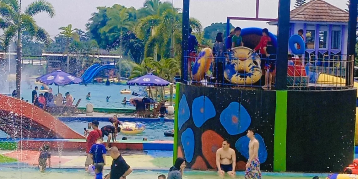 Foto : Waterboom Tirta Sumber Jaya Cipangalun di Desa Jalatrang, Kecamatan Cipaku, Kabupaten Ciamis masih menjadi primadona bagi para wisatawan lokal maupun luar kota.