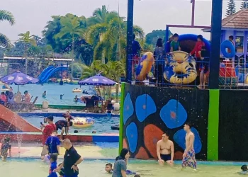 Foto : Waterboom Tirta Sumber Jaya Cipangalun di Desa Jalatrang, Kecamatan Cipaku, Kabupaten Ciamis masih menjadi primadona bagi para wisatawan lokal maupun luar kota.