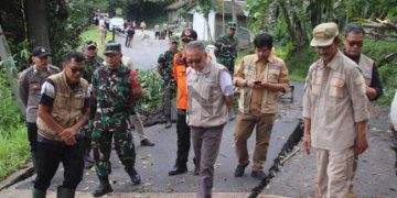 Wakil Ketua DPR RI Didampingi Wabup Sukabumi Tinjau Lokasi Warga Terdampak Pergeseran Tanah