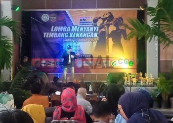 Foto : Penampilan salah satu peserta Lomba Menyanyi Tembang Kenangan yang di gelar KTC Sabtu (11/01/2025)
