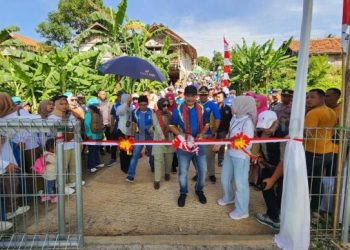 Pj. Bupati Garut Resmikan Lapangan Sepak Bola Cisanggiri