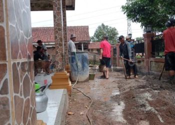 Masyarakat Kampung Cileubak Gotong – Royong Bangun Tempat Sarana Ibadah
