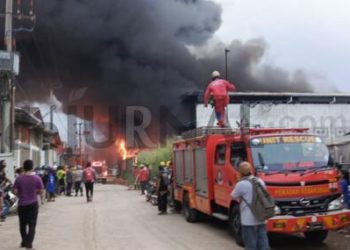 Si Jago Merah Lalap Pabrik Lem di  Desa Rahayu Margaasih Bandung, 10 Armada dan 40 Petugas Damkar Berjibaku Padamkan Api