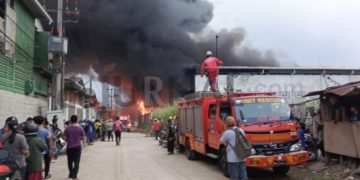 Si Jago Merah Lalap Pabrik Lem di  Desa Rahayu Margaasih Bandung, 10 Armada dan 40 Petugas Damkar Berjibaku Padamkan Api