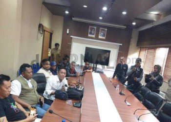 Audiensi Paguyuban Masyarakat Peduli Desa Pakenjeng Dihadiri Massa Pendukung Kepala Desa