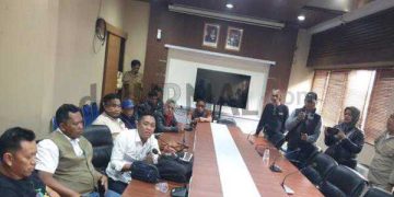 Audiensi Paguyuban Masyarakat Peduli Desa Pakenjeng Dihadiri Massa Pendukung Kepala Desa