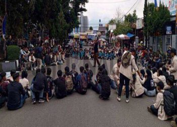 Ditengah Prosesi Pelantikan Kepala Daerah di Jakarta, Ratusan Mahasiswa Garut Unjuk Rasa