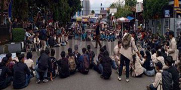 Ditengah Prosesi Pelantikan Kepala Daerah di Jakarta, Ratusan Mahasiswa Garut Unjuk Rasa