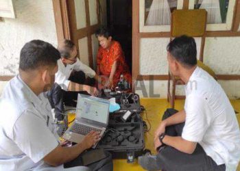 Foto: Tim Disdukcapil Ciamis melakukan perekaman El-KTP lansia di rumahnya.