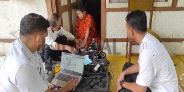 Foto: Tim Disdukcapil Ciamis melakukan perekaman El-KTP lansia di rumahnya.