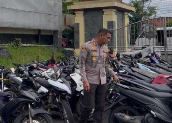 Foto : Kapolres Ciamis memeriksa ratusan kendaraan roda dua yang diamankan karena tidak sesuai standar dan memakai knalpot bising