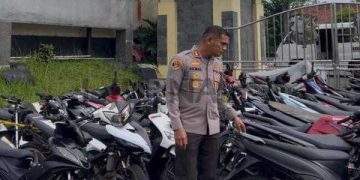 Foto : Kapolres Ciamis memeriksa ratusan kendaraan roda dua yang diamankan karena tidak sesuai standar dan memakai knalpot bising