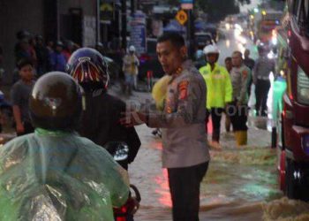 Foto : Kapolres Ciamis AKBP, Akmal Turn Langsung Arus Lalulintas di Area Banjir Cijantung