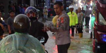 Foto : Kapolres Ciamis AKBP, Akmal Turn Langsung Arus Lalulintas di Area Banjir Cijantung