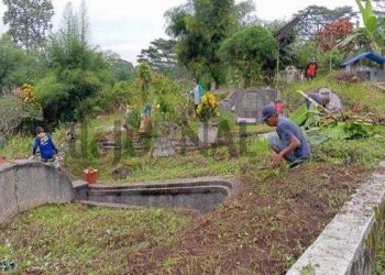 Foto : Sejumlah warga muslim turut bergotong royong bersihkan area Bong Cina di Pasir datar Mekarnya Ciamis. Minggu (16/03/2025)