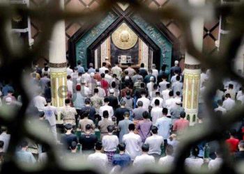 Foto : ist/ Bupati Ciamis Herdiat Sunarya Melaksanakan Solat Berjamaah Sebelum Memperingati Nuzulul Qur'an