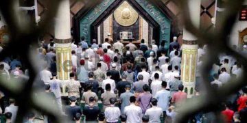 Foto : ist/ Bupati Ciamis Herdiat Sunarya Melaksanakan Solat Berjamaah Sebelum Memperingati Nuzulul Qur'an