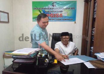 Foto : Kadisdukcapil dan Sekdis Disdukcapil Ciamis saat bekerja memberikan pelayanan masyarakat