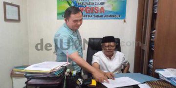 Foto : Kadisdukcapil dan Sekdis Disdukcapil Ciamis saat bekerja memberikan pelayanan masyarakat