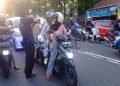 Foto : kegiatan bagi takjil partai Nasdem di depan sekretariat partai Nasdem Ciamis