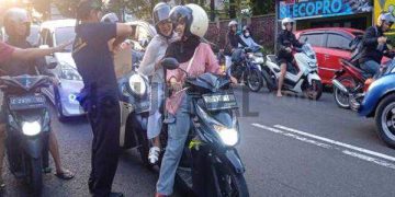 Foto : kegiatan bagi takjil partai Nasdem di depan sekretariat partai Nasdem Ciamis