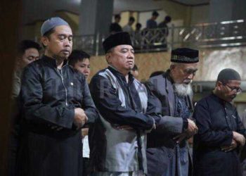 Bupati Garut Melaksanakan Shalat Tarawih Perdana di Masjid Agung