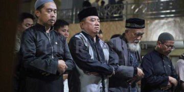 Bupati Garut Melaksanakan Shalat Tarawih Perdana di Masjid Agung