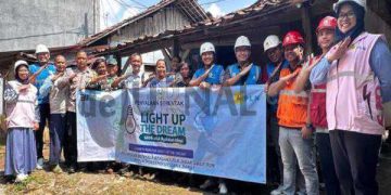 PLN Pagaden Bantu Masyarakat Desa Sukamulya Pasang Listrik Gratis