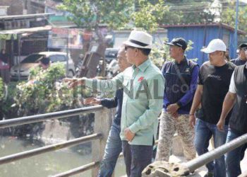 Tinjau Lokasi Rawan Banjir di Dayeuhkolot, Bupati Bandung Sebut Tanggul Sungai Cikapundung Kolot yang Jebol  Segera Ditangani