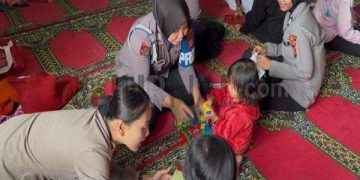 Polwan  Lakukan Pendampingan Trauma Healing Terhadap Korban Musibah Bencana Alam Di Cisarua Kabupaten Bogor