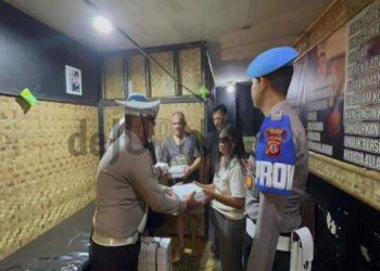 Menjelang Buka Puasa, Propam Polres Garut Bagi Bagi Takjil