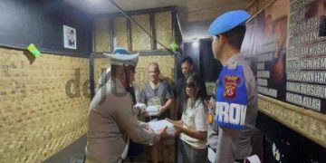 Menjelang Buka Puasa, Propam Polres Garut Bagi Bagi Takjil