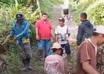 Legislator Yudha Puja Turnawan Turun Gunung Ikut Gotong Royong Perbaiki Irigasi dan Jalan Ambrol di Sukajaya