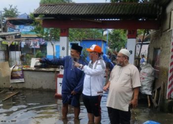 Prihatin Musibah Banjir Legislator F PKS H. Dadang Suryana,S.Ip  Turun ke Lokasi