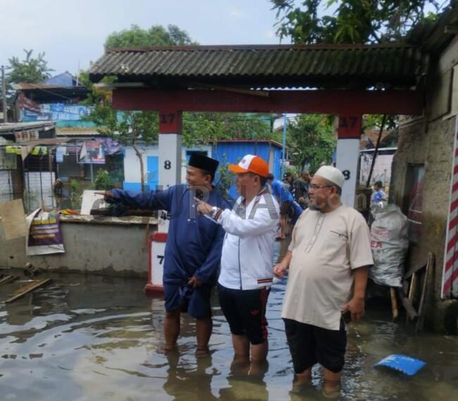 Prihatin Musibah Banjir Legislator F PKS H. Dadang Suryana,S.Ip  Turun ke Lokasi