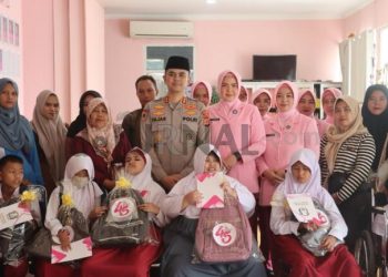 Kapolres Garut Beserta Pengurus Bhayangkari Cabang Garut Bagikan Santunan kepada Anak Tunanetra