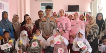 Kapolres Garut Beserta Pengurus Bhayangkari Cabang Garut Bagikan Santunan kepada Anak Tunanetra