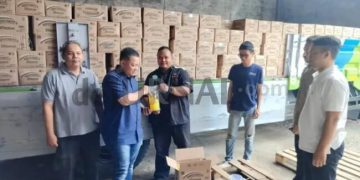 Polres Subang  Bersama Disperindagsar Cek Dua Perusahan Minyak Kita Agar Tidak Ada Kecurangan Dalam Kemasan