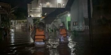 Sat Brimob Polda Jabar Lakukan Penanggulangan Bencana Banjir Di Wilayah Jatinangor
