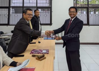 Rohidin, SH., MH , M.Si., (berdiri) mendapat ucapan selamat setelah menyelesaikan studi pada Program Studi Ilmu  Administrasi Negara S2, Sabtu, 15 Maret 2025.
