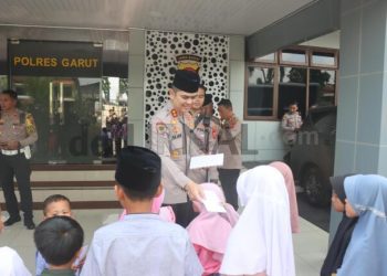 Kapolres Garut Berikan Baju Lebaran Gratis Kepada Puluhan Anak Yatim Piatu dan Duafa