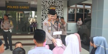 Kapolres Garut Berikan Baju Lebaran Gratis Kepada Puluhan Anak Yatim Piatu dan Duafa