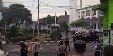 Demo Massa Terkait UU TNI di Karawang Berujung Ricuh, Ada Fasilitas Umum Rusak